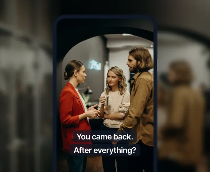 Un episodio de drama corto vertical en la pantalla de un teléfono con los subtítulos “Regresaste. ¿Después de todo?”